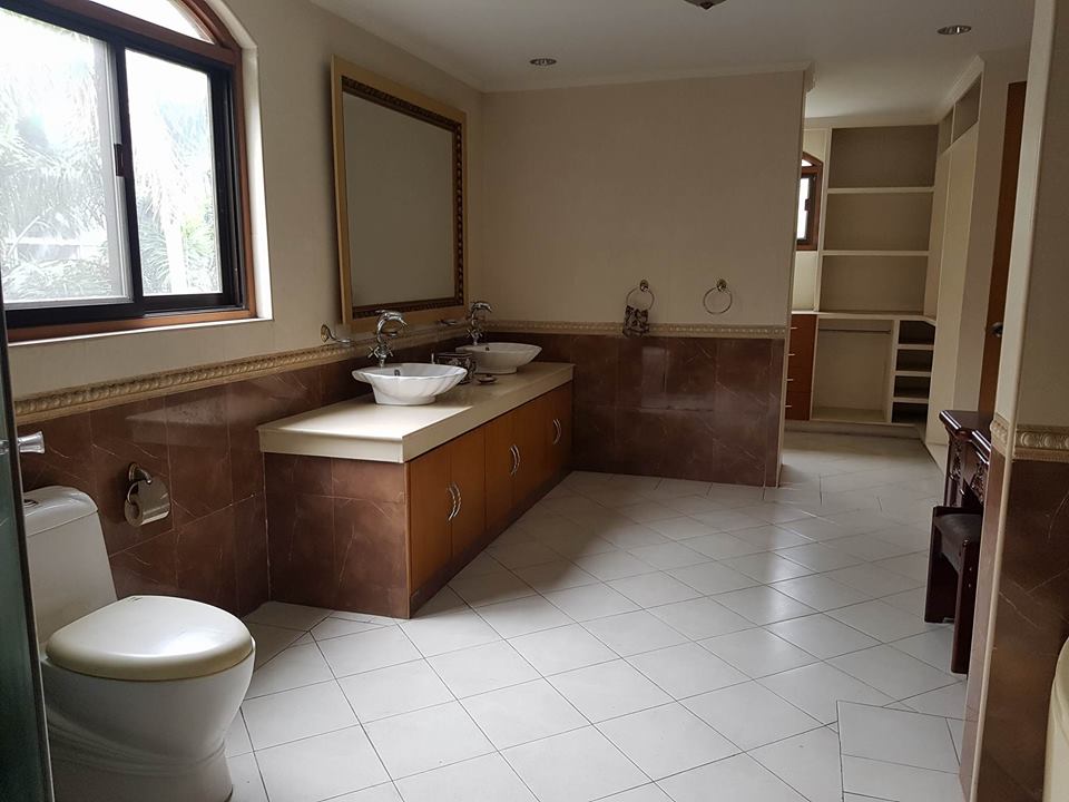 6BR House For Rent Dasmariñas Village Bathroom