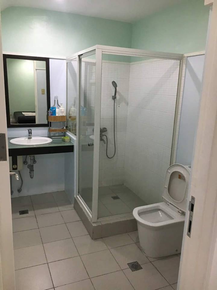 4BR Townhouse For Sale New Manila Bathroom View 3
