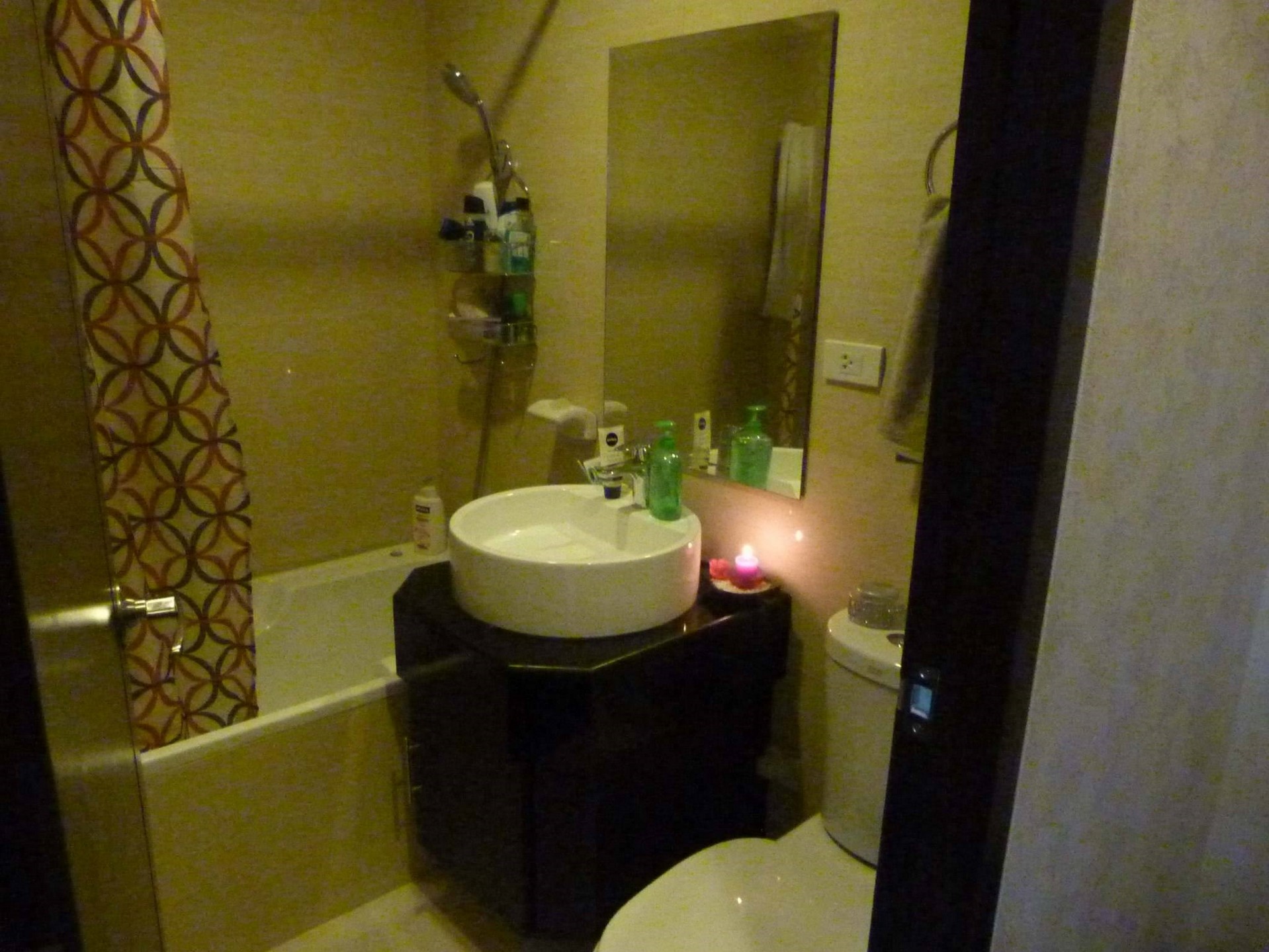 2BR Condo One Central, Salcedo Village Bathroom