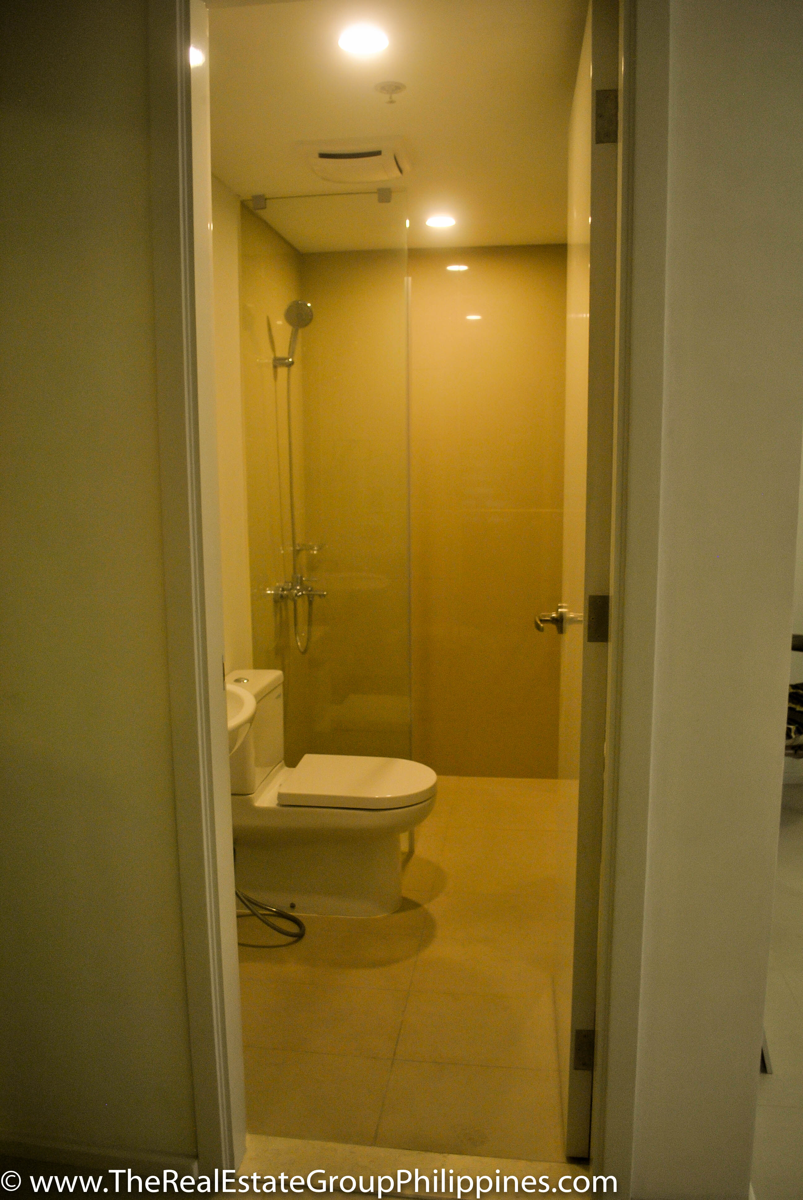 2BR Arya Residences For Rent Toilet & Bath