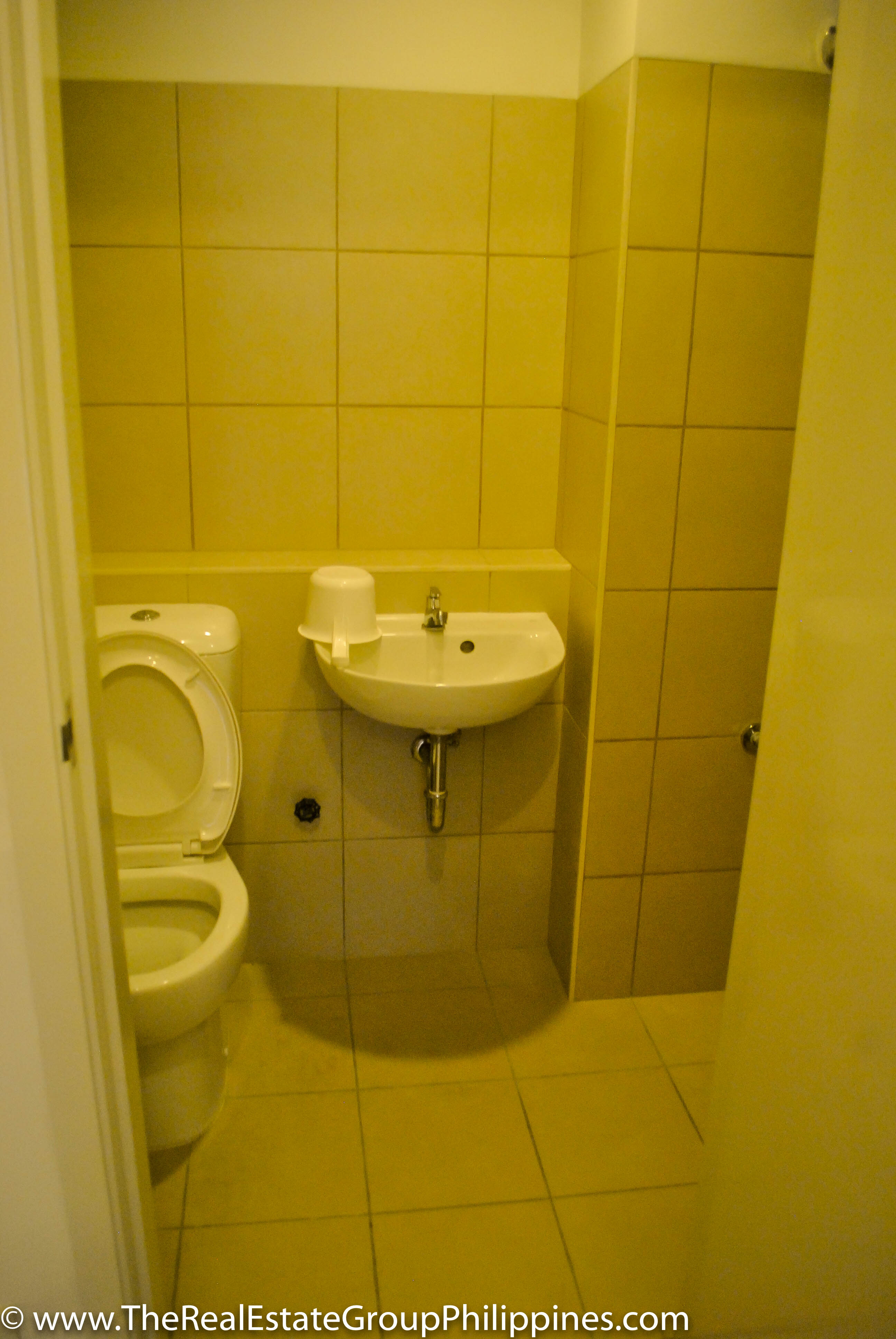 2BR Arya Residences For Rent Toilet