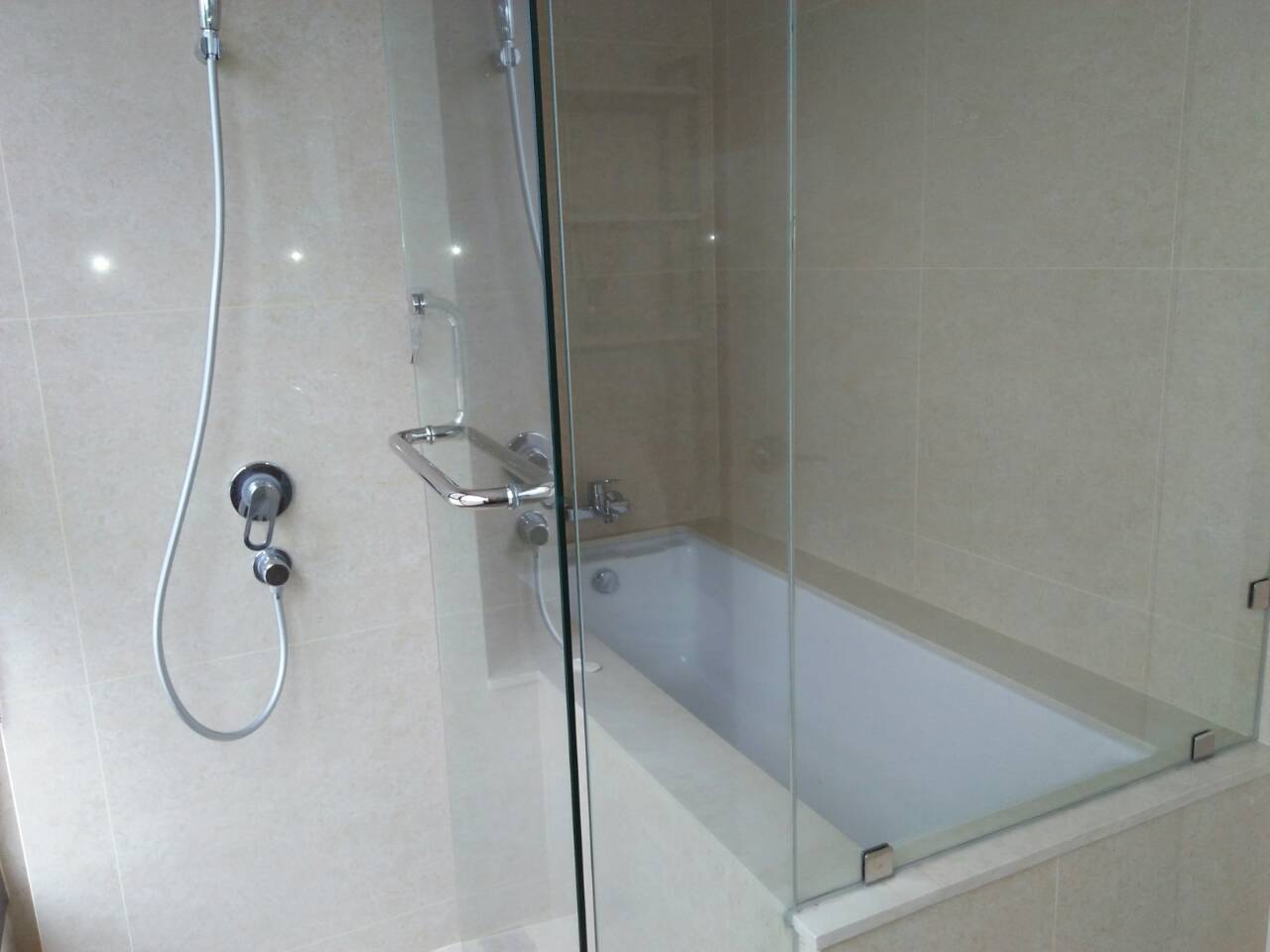 2 Bedrooms Condo, Shang Salcedo Place Bathroom View 3