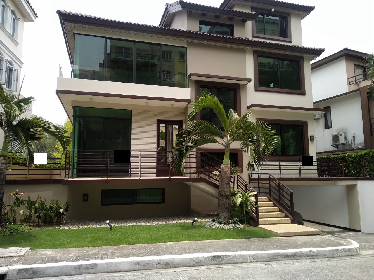 5 Bedrooms House For Rent, McKinley Hill Village Front View